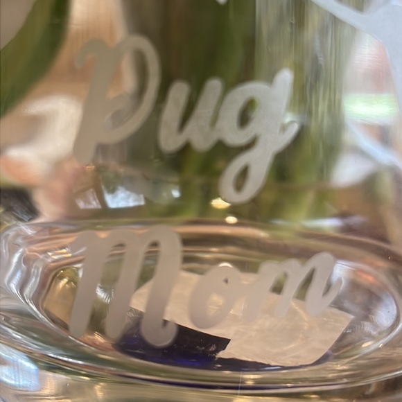 New Pug Mom custom etched drinking glass with outline of pug head. Adorable. - Picture 6 of 6
